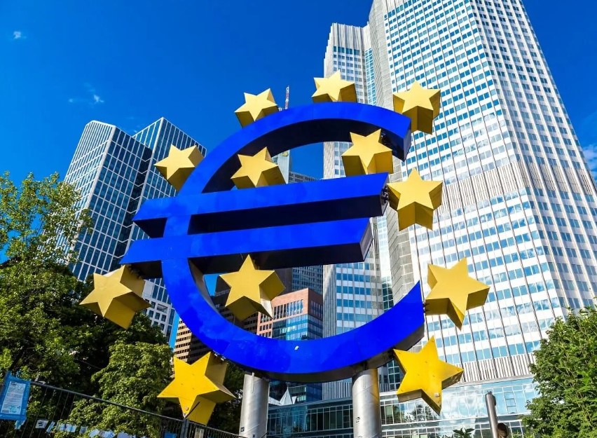 ECB Tnie Stopy I Zmniejsza Spread, Eur/usd Nie Reaguje